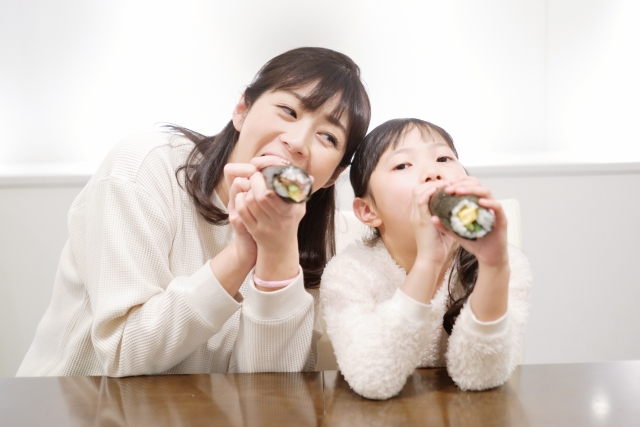 恵方巻を食べる母と娘