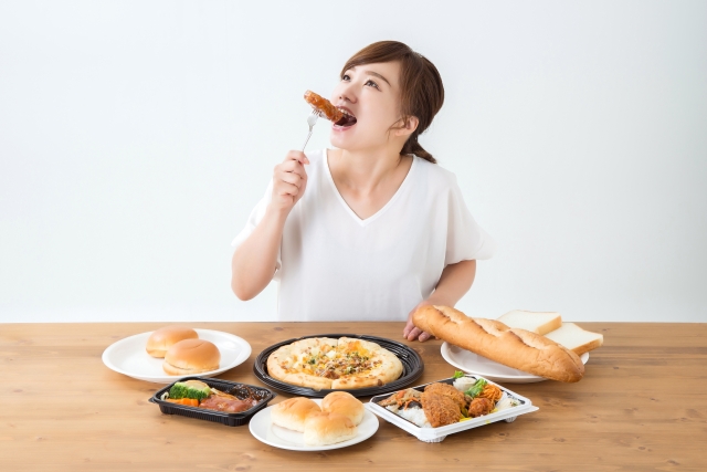 食べ過ぎる女性