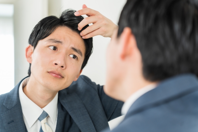 ヘアセットに悩む男性