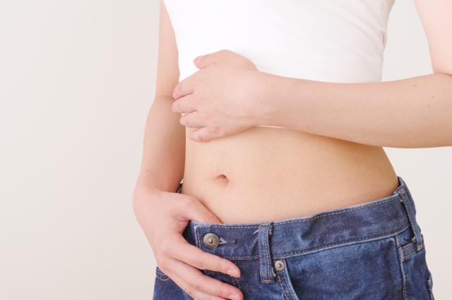 食べ過ぎが気になる女性