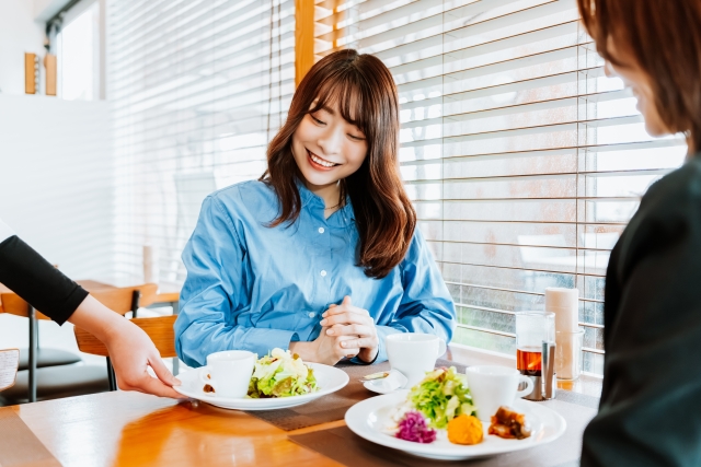 オーガニックカフェで健康的な食事をする女性