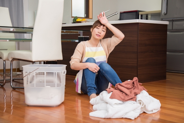 洗濯物に疲れた女性