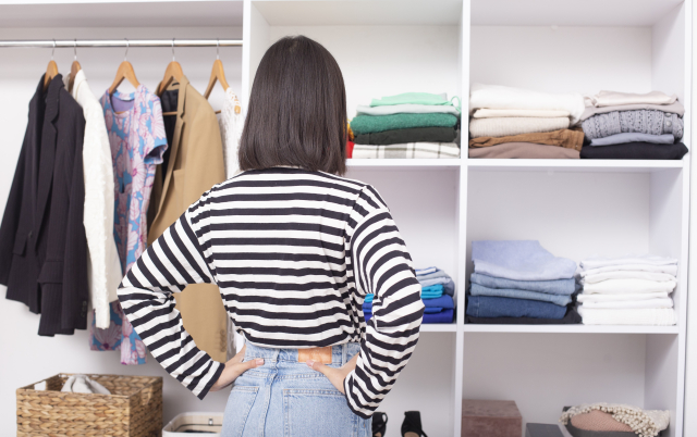 洋服棚を眺める女性