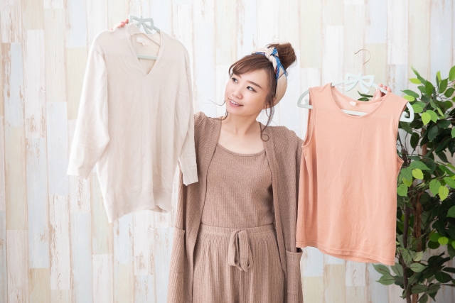 洋服を選ぶ女性